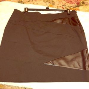 Skirt with patches of leather